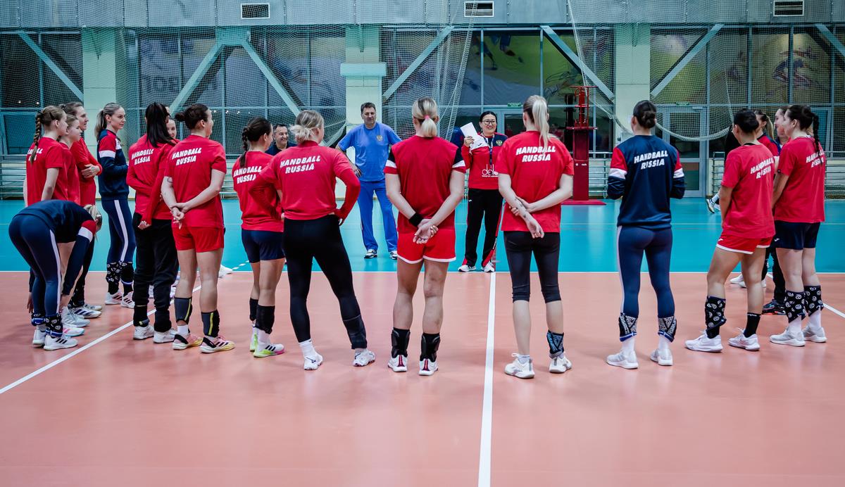 «Считаем нужным добавить глубины составу национальной команды». Репортаж с тренировки женской сборной России