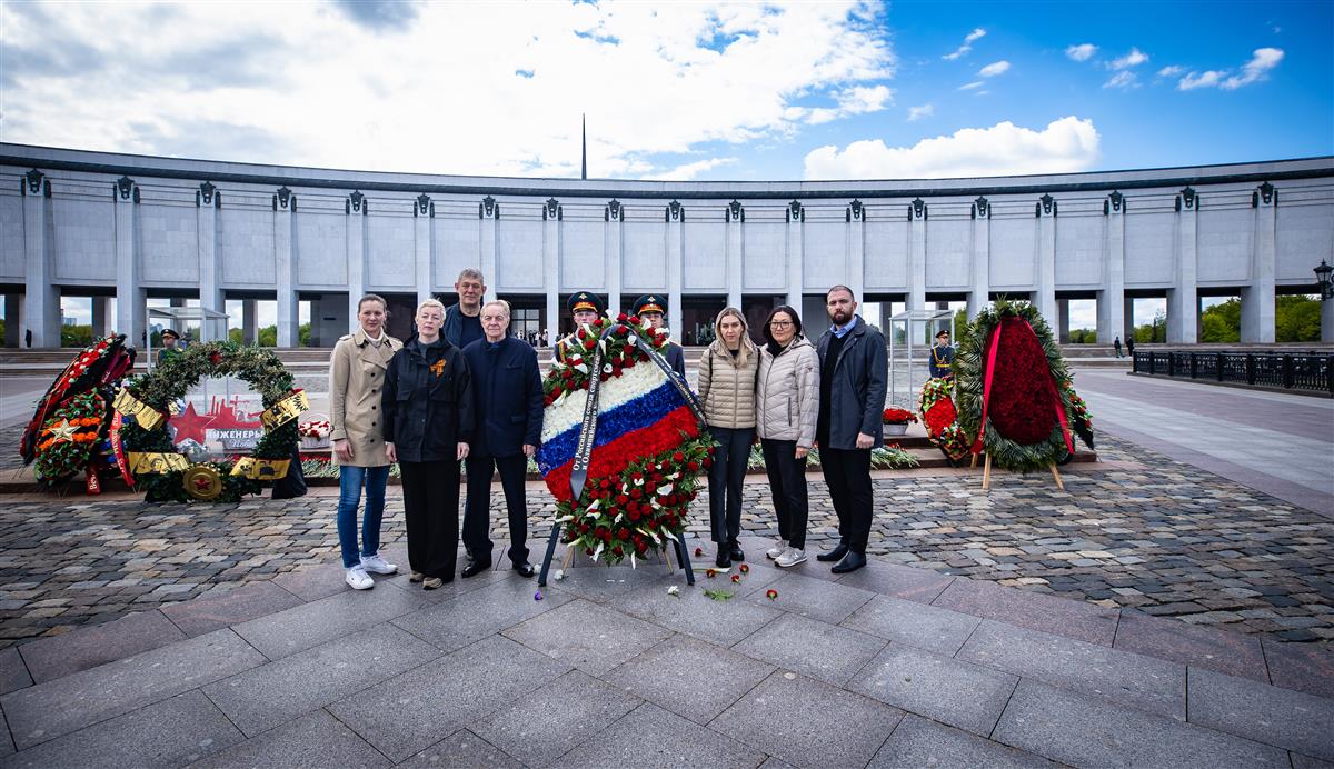 «Возлагали цветы большой олимпийской семьей»